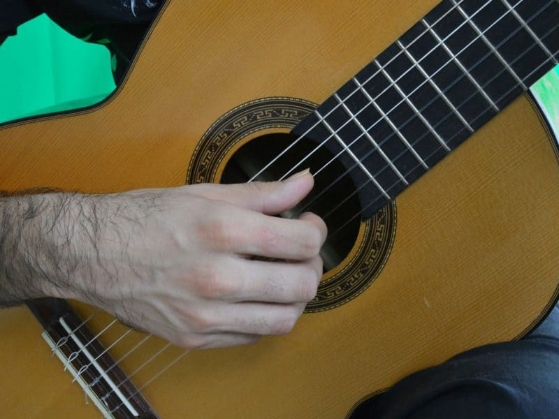 Como relajar la mano derecha de la guitarra eliminar tension