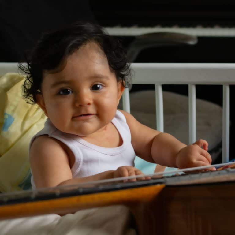 Como Enseñar Guitarra a un Bebé