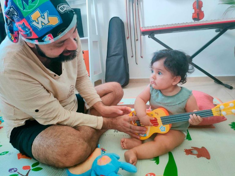 bebe guitarra aprendiendo guitarra con su papá en casa. Estimulación temprana musical en cancún